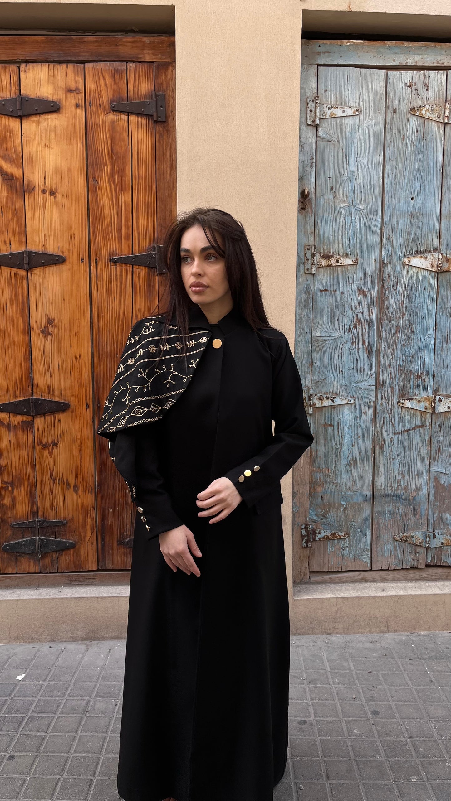 عباية ذهبية لامعة