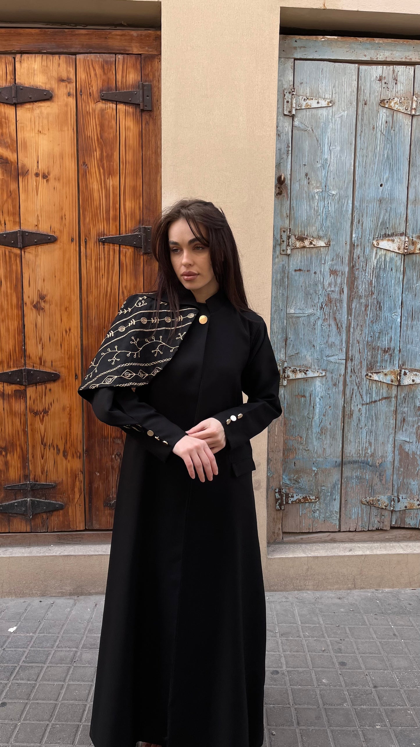 عباية ذهبية لامعة