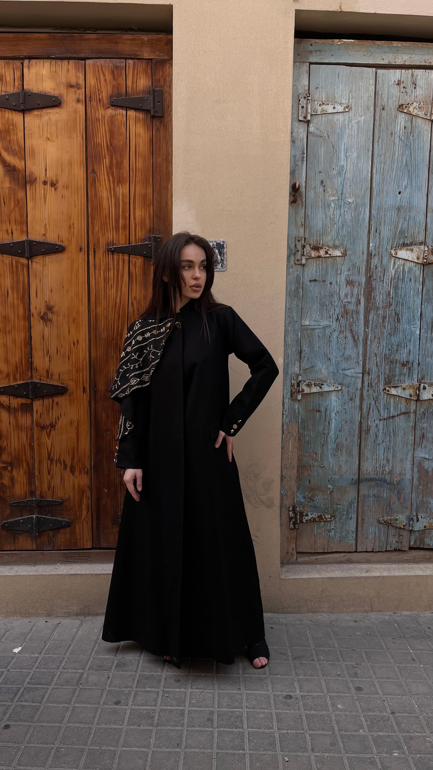 عباية ذهبية لامعة